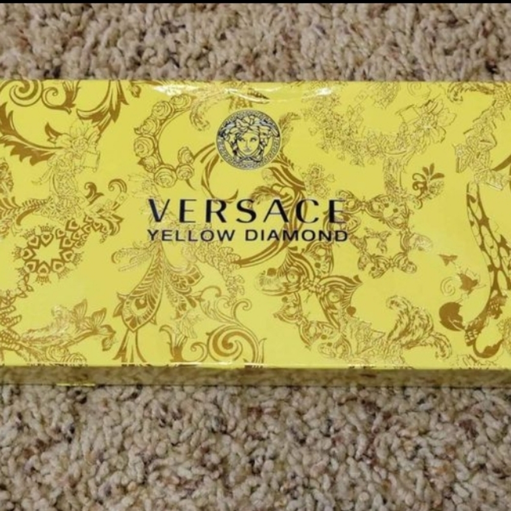 New Versace Yellow Diamond Perfume Gift Set